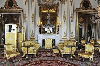 El palacio de Buckingham y su majestuoso drawing room.