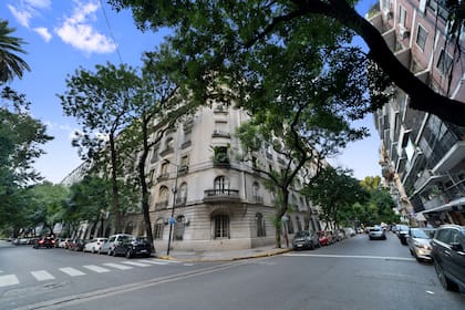 El Palacio de los Patos ocupa media manzana y sus fachadas están sobre las calles Ugarteche, Juan María Gutiérrez y Cabello