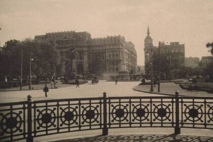 El Palacio de Tribunales y el Mirador Massue, vistos desde la Plaza Lavalle