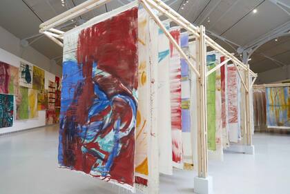 El Palacio de Velázquez, sala de exposiciones del Museo Reina Sofía dentro del Parque del Retiro, brinda un ambiente ideal para la propuesta expresiva de Suter