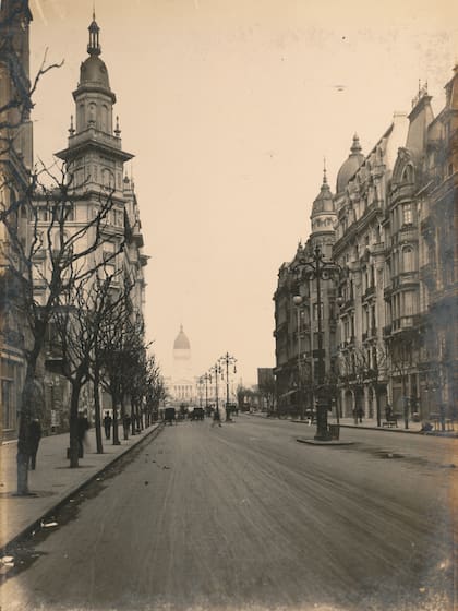 El Palacio del Congreso visto desde la Avenida de Mayo hacia 1913. Para diseñar la cúpula se tuvo en consideración el ancho de esta avenida, de manera tal que el domo pudiese visualizarse completo desde la Plaza de Mayo.
