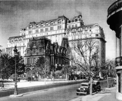 El Palacio Dose, a mediados de los años 30, poco antes de ser demolido. Ya estaba en pie el hotel Alvear detrás.