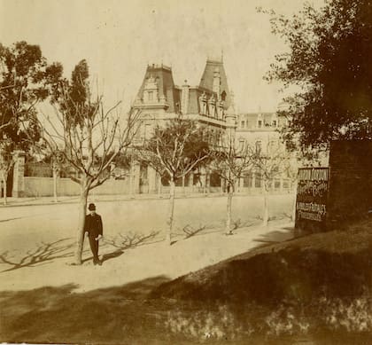El Palacio Dose al fondo. A la izquierda se llega a leer el cartel del Club Ciclístico Italiano que funcionó allí hasta 1910.