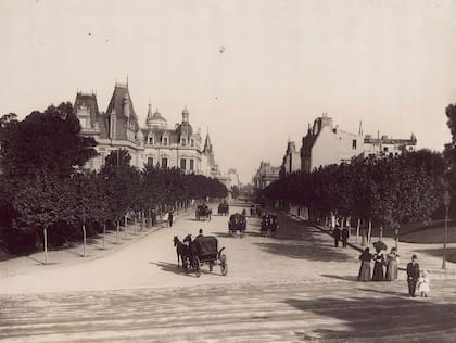 El Palacio Dose se destacaba en la Avenida Alvear, cuando esta era transitada por carruajes.