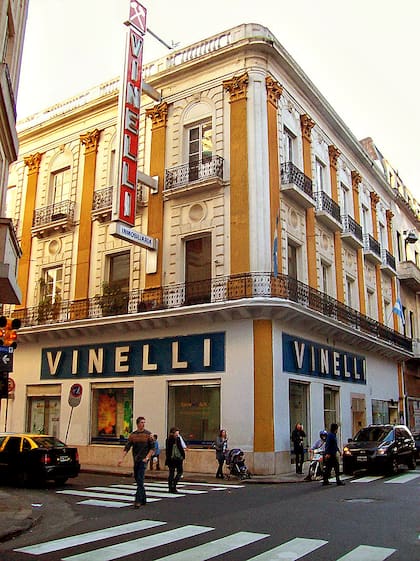 El palacio, en una esquina emblemática del barrio de Monserrat