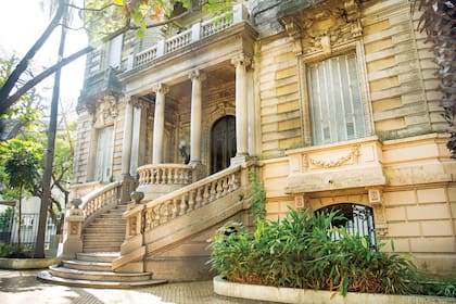 El palacio fue construido con todos los detalles del academicismo francés, materiales y mobiliario traído desde Europa,