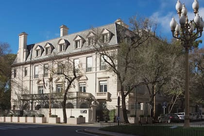 El Palacio Madero Unzué es, desde 1945, la residencia diplomática del Reino Unido.