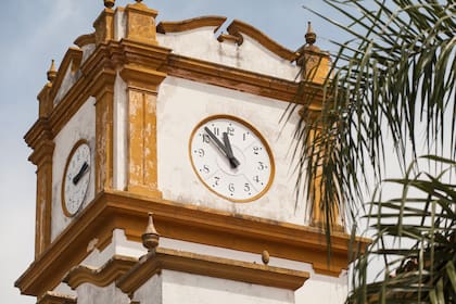 El Palacio Municipal de Esquina tiene una torre con reloj.