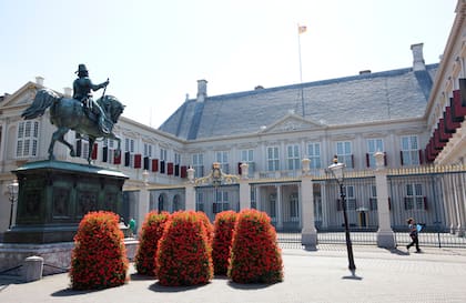 El Palacio Noordeinde, donde trabaja el rey Guillermo Alejandro, en pleno centro de La Haya.