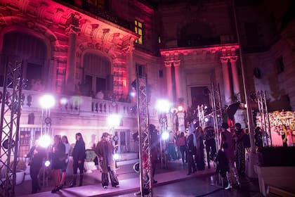 El Palacio Paz fue el escenario perfecto. Por la alfombra rosa desfilaron las celebrities, modelos e influencers invitadas, que luego disfrutaron de una noche a pura música, glamour y vanguardia.