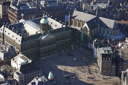 El Palacio Real y a la derecha, la Iglesia Nieuwe Kerk, los dos escenarios principales de la ceremonia de entronización