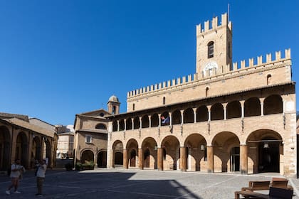 El Palazzo Comunale de Offida en la piazza del Popolo: se remonta a los siglos XI y XII