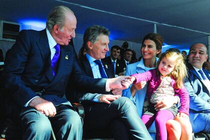 El palco de honor en San Miguel de Tucumán. Juan Carlos de España saluda con gesto tierno a Antonia, antes de que comience el desfile cívico-militar. Como dos gotas de agua, Juliana y su hija menor observan el paso de los militares sobre la avenida Mate de Luna con el mismo gesto (sus manos entrecru