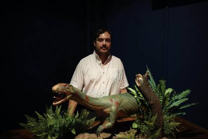 El paleontólogo argentino Martín Ezcurra y el nuevo integrante de la familia