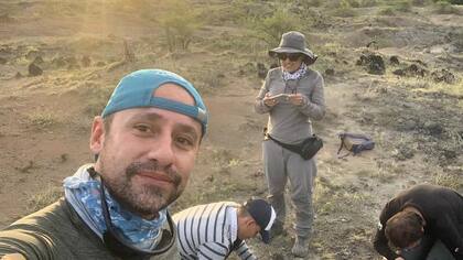 El paleontólogo Edwin Cadena con el Grupo de Investigación en Paleontología Neotropical Tradicional y Molecular de la Universidad del Rosario e integrantes del Museo de Historia Natural La Tatacoa