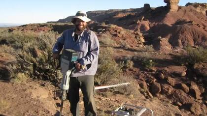El paleontólogo Juan Ignacio Canale durante las excavaciones. "Hallamos a M. gigas el primer día de búsqueda"