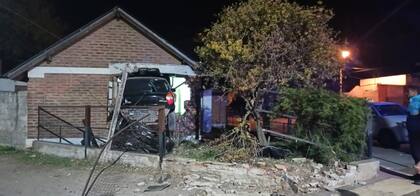El Palio que conducía Agustín Calfuñanco, incrustado en la ventana de uno de los cuartos de la casa de Miguel Alfater, en Bahía Blanca