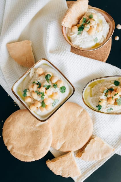 El pan árabe puede utilizarse para rellenarlo con opciones saludables, como verduras o humus