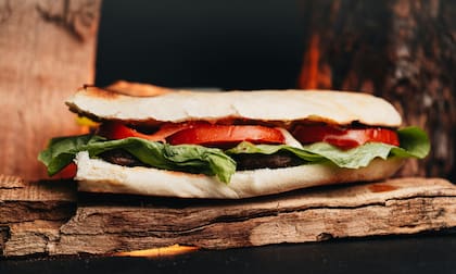 El pan árabe tiene el espacio justo para ser relleno con vegetales o cualquier otro tipo de alimento