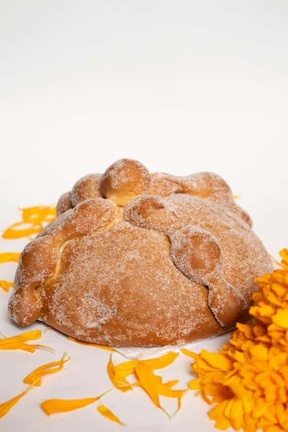 El pan de Día de Muertos más conocido en México es el redondo, con adornos de masa que representan huesos (Pexels/Leslie Torres)
