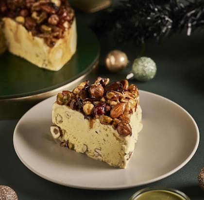 El pan dulce helado tiene trozos de pistachos, frutos secos y sabor a agua de azahar