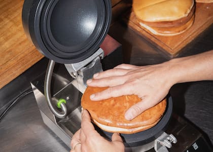 El pan es un brioche hecho desde cero, con manteca, huevo y harina