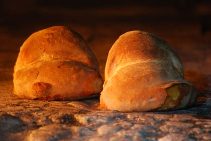El pan lleva sémola rimacinata (una harina de trigo duro molida y remolida), proceso de fermentación natural lievito naturale (la popular masa madre actual), agua y sal