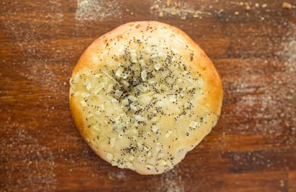 El pan pletzalej tal como lo preparan en Fraga, en Caballito.