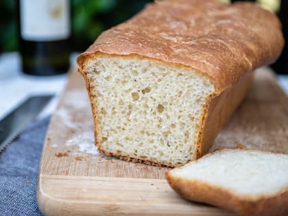 El pan refrigerado tiende a volverse duro y rancio más rápidamente debido a la retrogradación del almidón.