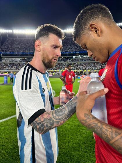 El panameño Iván Anderson le pidió a Lionel Messi que le firme la camiseta en el partido que jugaron en River ante el seleccionado argentino.