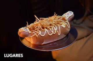 Transformó su centro de producción de chacinados en un bar con onda y el pancho es un hit