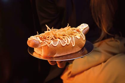 El pancho sale con pan brioche, salchicha de Viena artesanal, dijonesa y ketchup