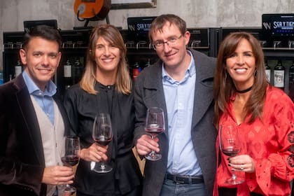 El panel de cata de Bonvivir integrado por Alejandro Iglesias, Verónica Gurisatti y Teresa García Santillán junto a Juan Carlos Muñoz, enólogo de Las Perdices y autor del vino elegido por los socios del club como el favorito de 2018. 