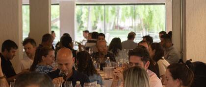 El panel de cata estuvo conformado por un centenar de enólogos reconocidos