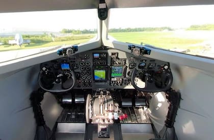 El panel de control de un avión BT-67