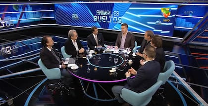 El panel de esa noche, con Javier Milei, Ismael Bermúdez, Daniel Santoro, Christian Poletti, Edi Zunino y Eduardo Feinmann. Bermúdez y Milei se arredraron constantemente.