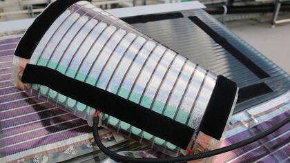 El panel flexible está fabricado con PET, el material plástico utilizado en las botellas descartables reciclables