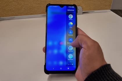 El panel lateral con accesos directos es uno de los agregados que tiene el TCL 20 SE que no sobrecargan al sistema operativo, basado en Android 11