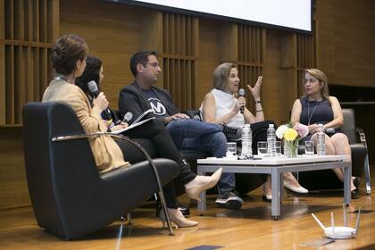 El panel Mas Experiencias en el Mercado Laboral moderado por Guadalupe Marin de Mercado Libre en el encuentro organizado por Chicas en Tecnología, INTAL-BID y Mercado Libre, con el apoyo de Ministerio de Ciencia, Tecnología e Innovación Productiva
