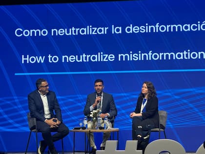 El panel sobre desinformación en la SIP: Franco Piccato (Chequeado), Juan Leyes (La Voz del Interior) y Nadia Nasanovsky (AFP)