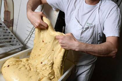 En muchas pastelerías italianas el panetón se prepara todavía de manera artesanal