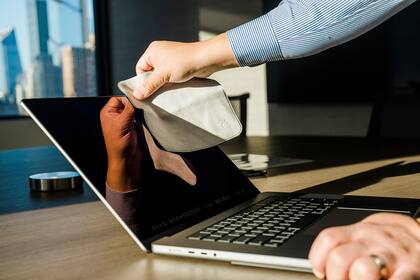 El paño de limpieza grabado con el lgo de apple