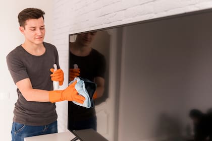 El paño de microfibra debe estar apenas húmedo para no dañar el panel del equipo