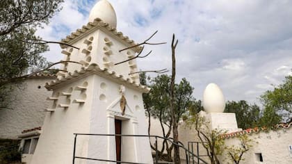 El panorama de la casa de Dalí incluye huevos gigantes balanceándose sobre los techos