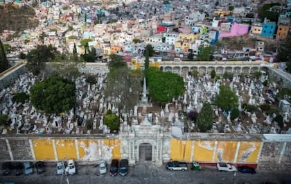 El Panteón de Santa Paula fue construido en el Siglo XIX. Las gavetas donde enterraron a los muertos, así como el clima de la ciudad propiciaron su momificación natural