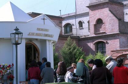 El panteón del padre Mario en González Catán