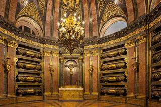 La bóveda más grande del mundo, en donde deberían ser sepultados los reyes de España, no tiene lugar