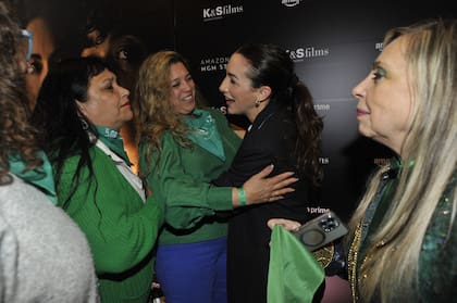 El pañuelo verde, adoptado inicialmente en Argentina por la Campaña Nacional por el Derecho al Aborto, se ha convertido en un emblema internacional de este movimiento