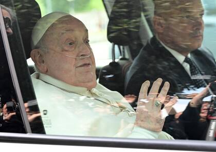 El Papa abandona el hospital en auto (Photo by Tiziana FABI / AFP)