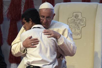El Papa abraza a un joven durante un acto en Asunción